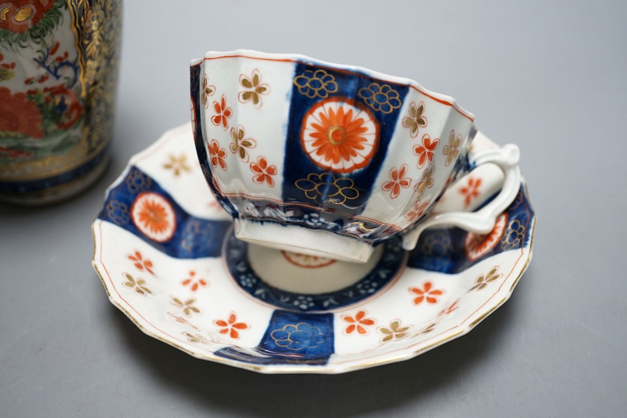 A Worcester kakiemon-style vase and two similar cups and saucers, circa 1775–80